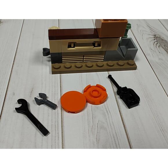 LEGO Disney Buzz Lightyear Disc Launcher + 2 Discs, Walkie, 2 Wrenches 76830 - Picture 3 of 7